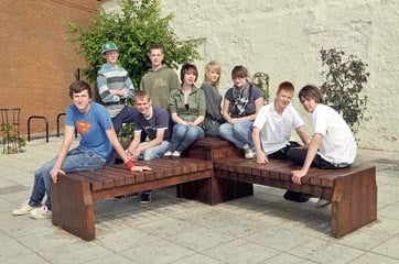 Youngsters pitch in to clean memorial seat