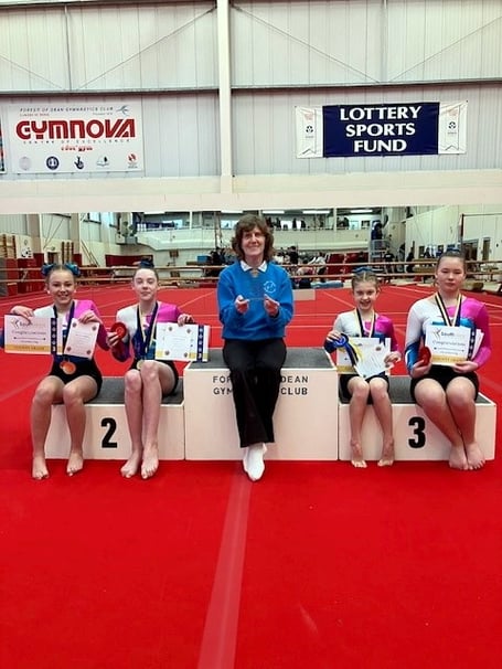 Coach Lynn Hammersley with Esmai Walding, Sophie Colling, Izabelle Ward, Anastasia Shaporto