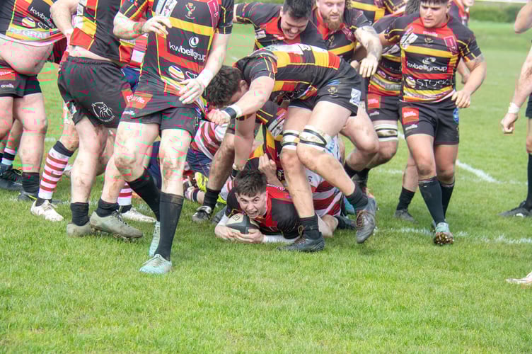 Scrum-half Tom Knight scores Cinderford's third try
