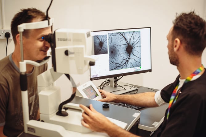Degree apprenticeship in ophthalmic imaging UoG