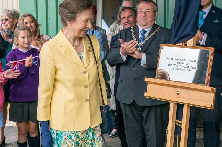 The Princess Royal unveils a plaque.