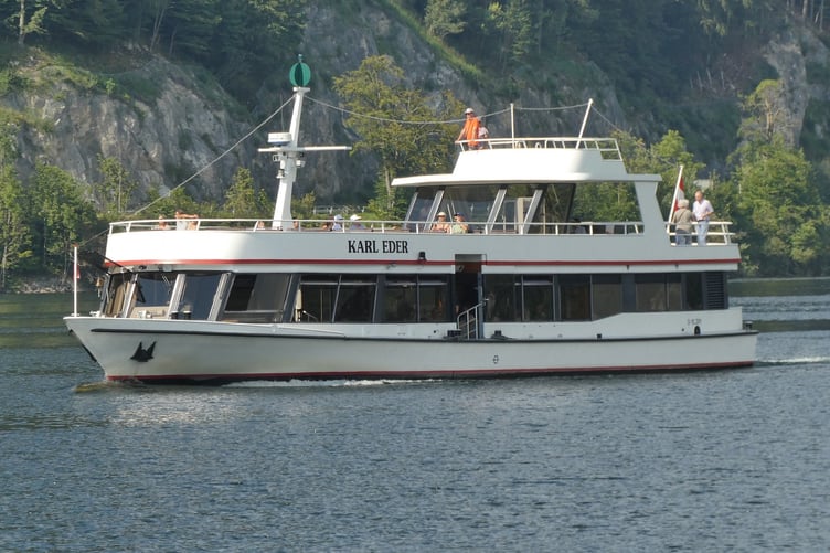 tour boat