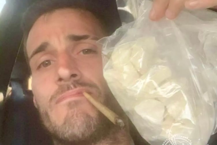 Peter Wright posing in a selfie with a bag of drugs
