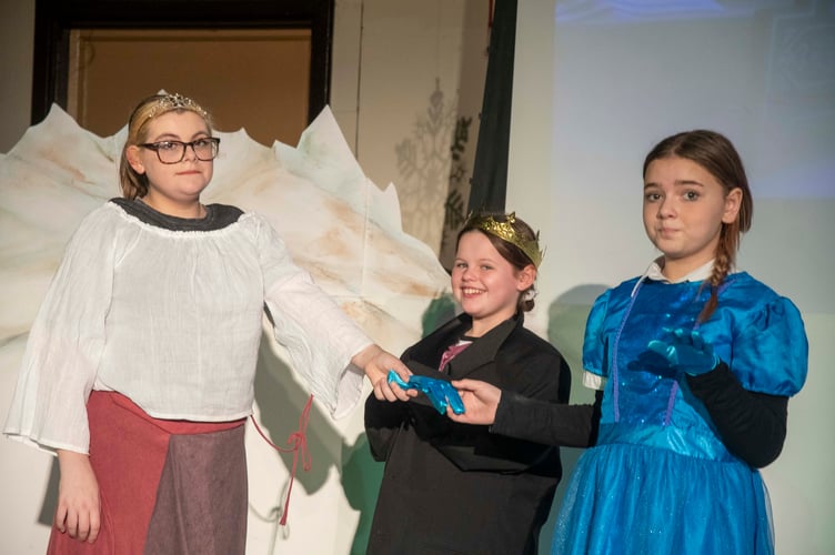 Poppy Peake (Queen Iduna), Aurora McIntyreÂ (King Agnarr), Emily van der Meyden (Teen Elsa).
