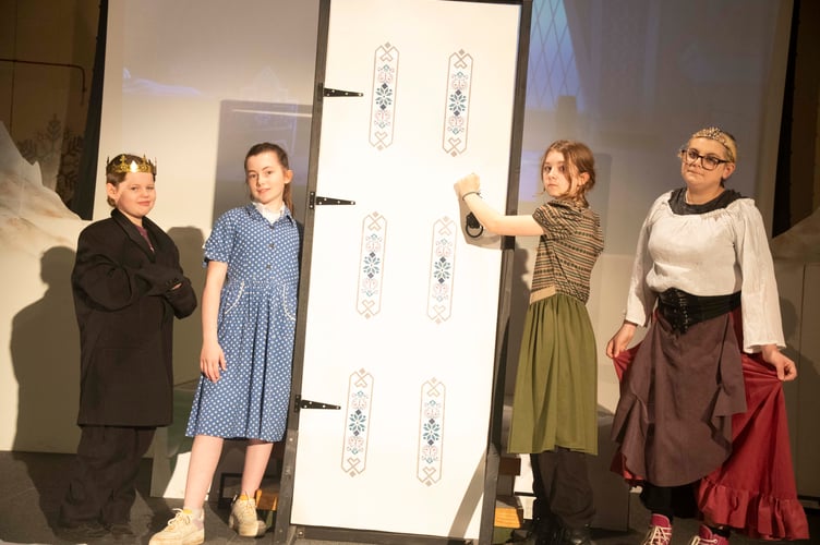 Aurora McIntyre (King Agnarr), Mitsee Sandford (Young Elsa), Tallulah May Oaten-Ellis:Â (Young Anna) and Poppy Peake (Queen Iduna).