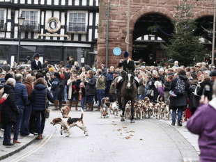 Hundreds turn out to see hunt ride out
