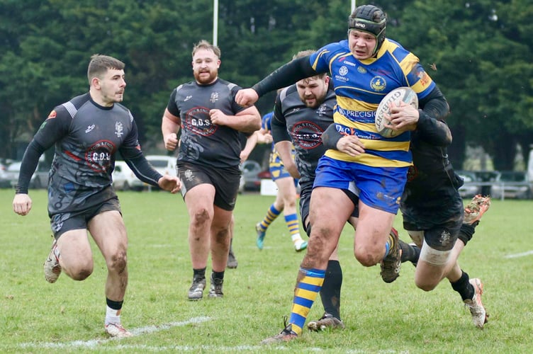 Monmouth's Shaun Hobbs has his eyes firmly on the line for the first of his two tries