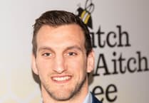 Warburton wings in for evening of chat