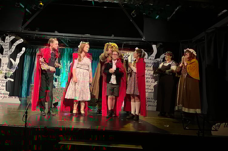 Peter, Susan, Edmund and Lucy are crowned.