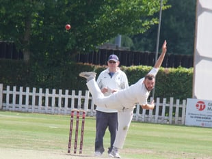 Knox takes five in
crucial Lydney win