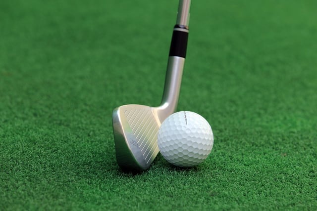 Golfers enjoy lull in the rain