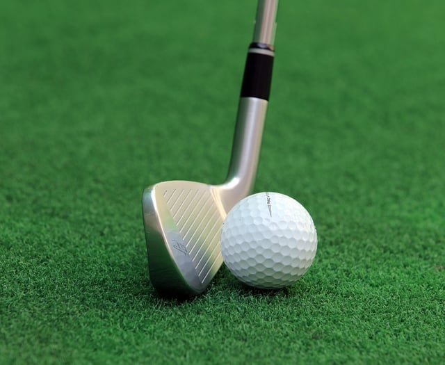 Golfers enjoy lull in the rain