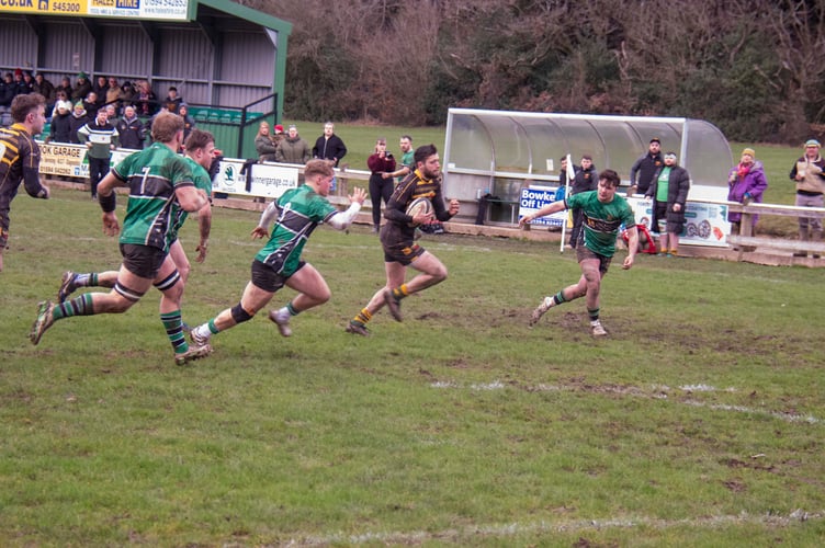 Doug Long runs in to score for Newnt.