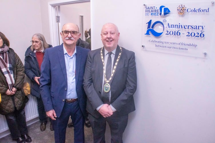  M. Jean-Marc Dubois, Deputy Mayor for Culture in St Hilaire de Riez and Mayor of Coleford Cllr Nick Penny unveiled a plaque at the offices of Coleford Town Council. 