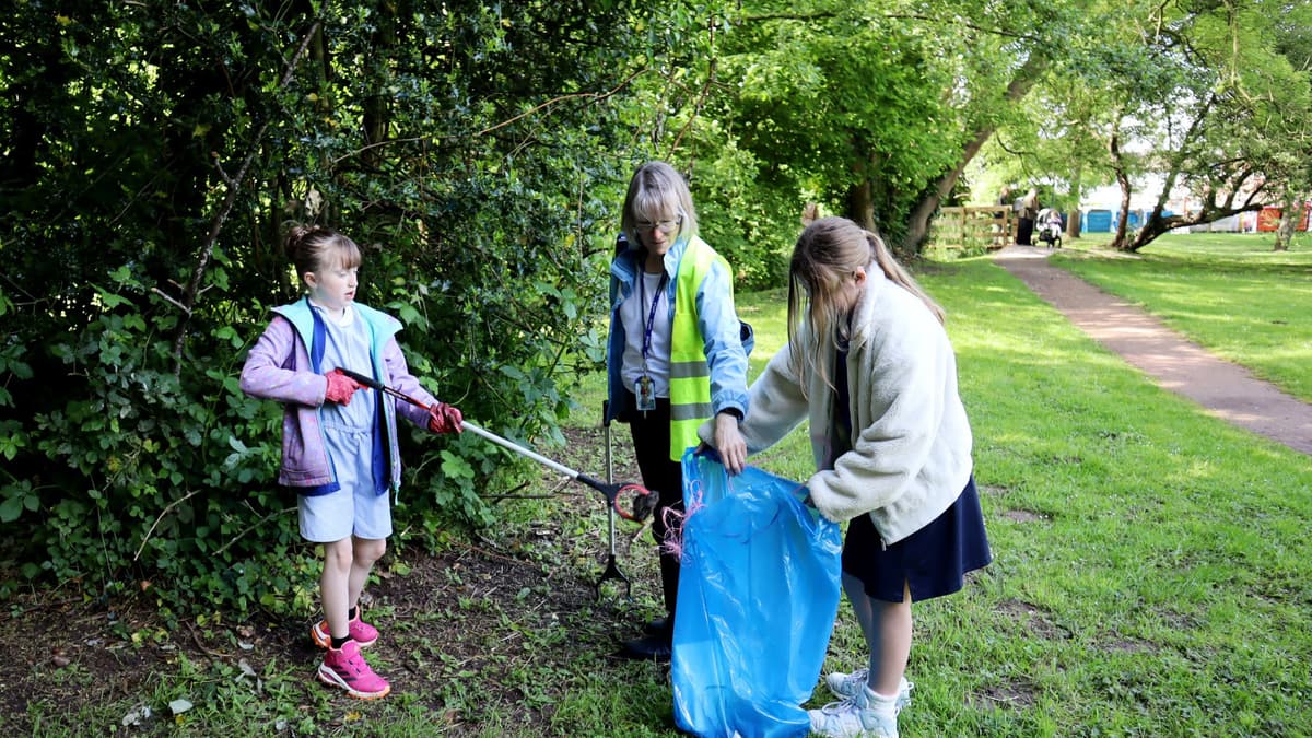 Pupils unite for clean-up drive