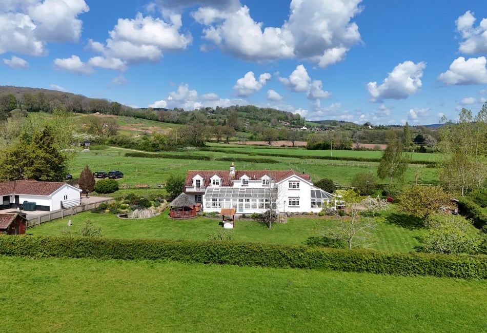 Equestrian estate sells for £920,000 at auction