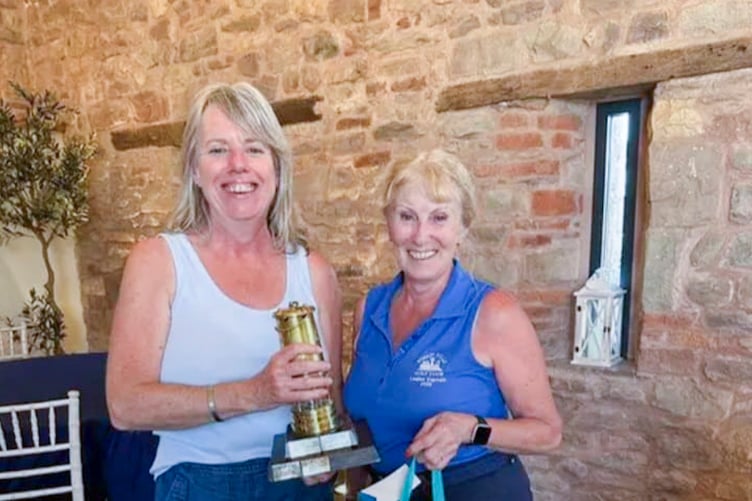 Karen Alexander receives the Away Day Miners' Lamp Trophy, from Forest Hills' Lady Captain, Carol Verrier.