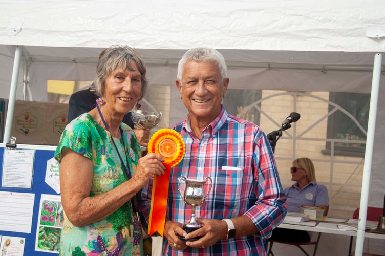 Garth Frieslaar won the Butters Cup for a large-flowered rose.