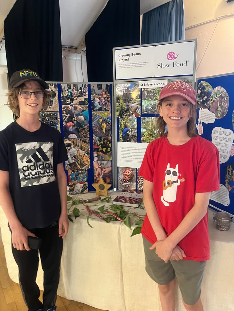 Young gardeners explaned the bean project to show visitors.
